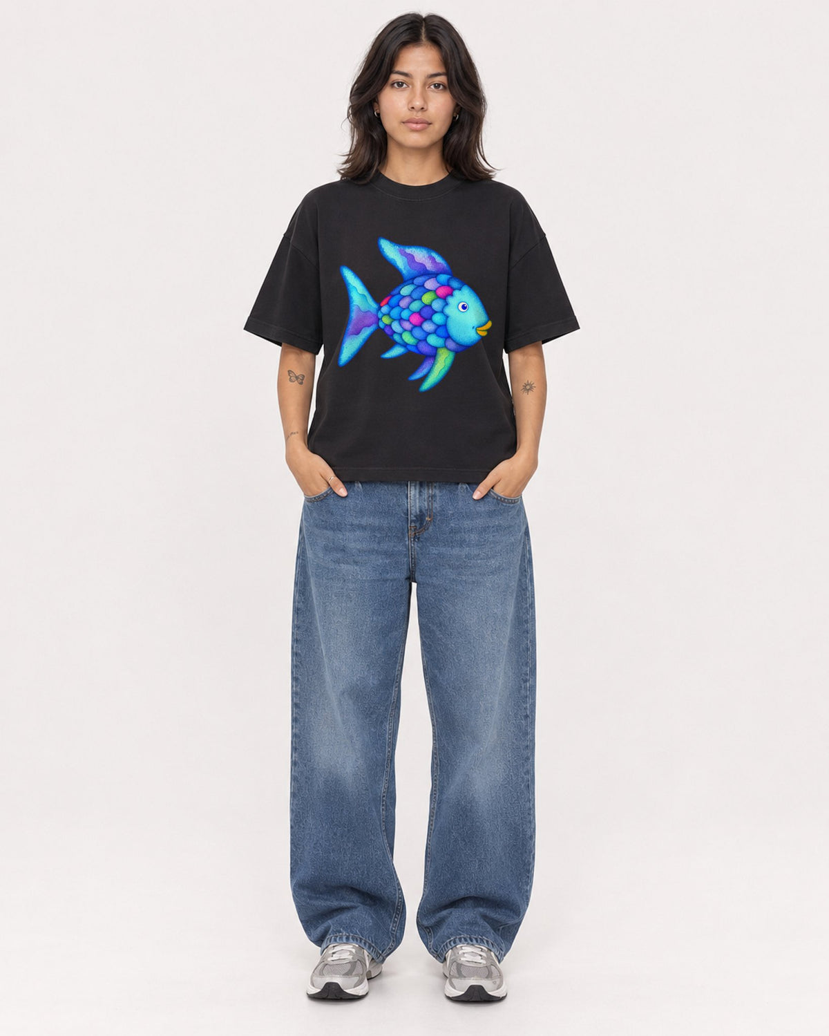 Mockup Boxy Heavyweight Tee Black female full-body 36