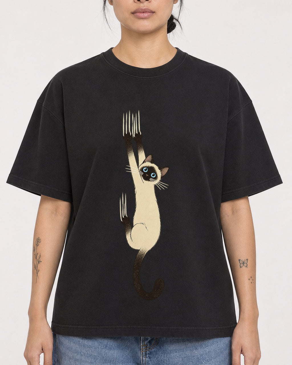 Mockup Boxy Heavyweight Tee Black female close-up 12