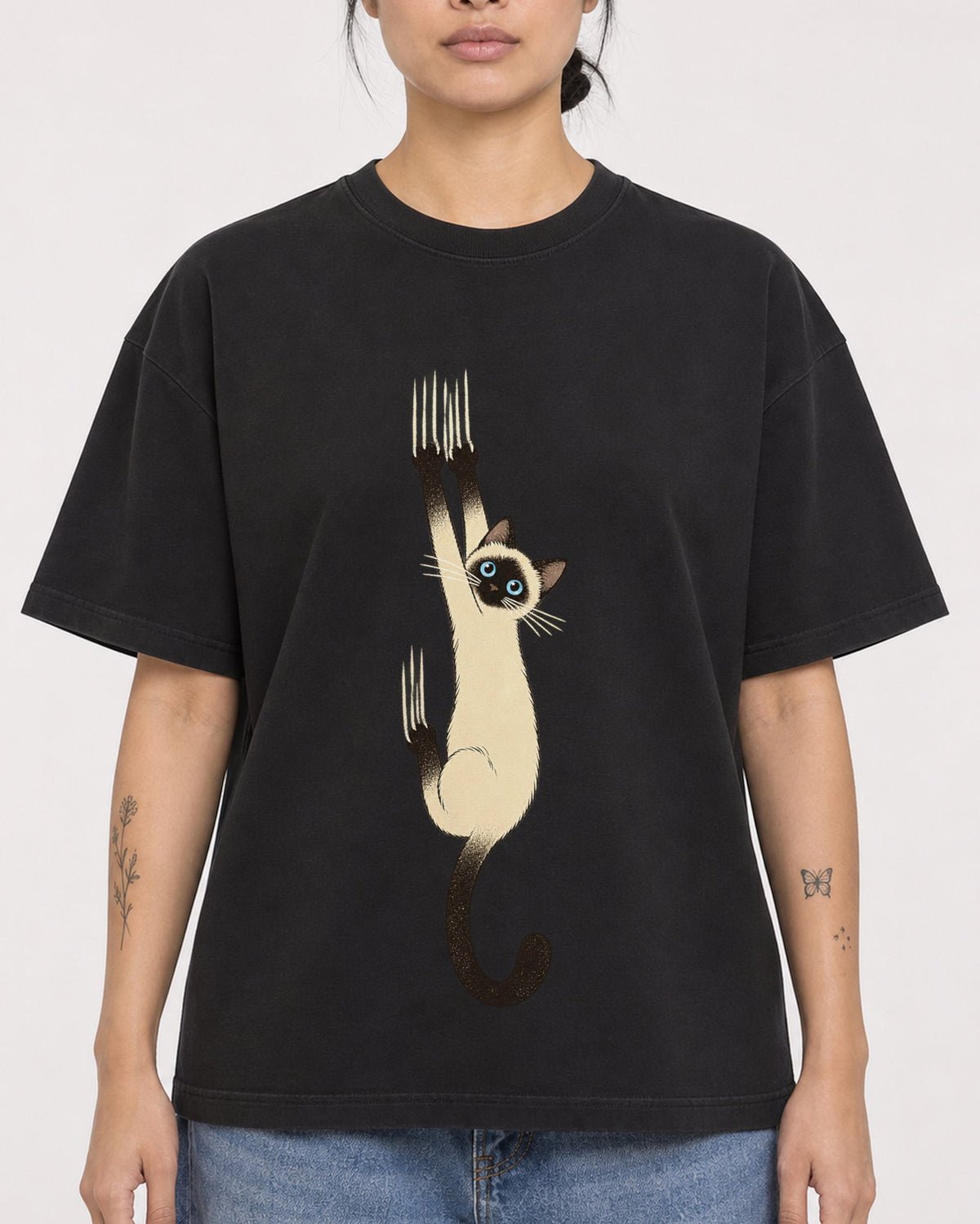 Mockup Boxy Heavyweight Tee Black female close-up 12