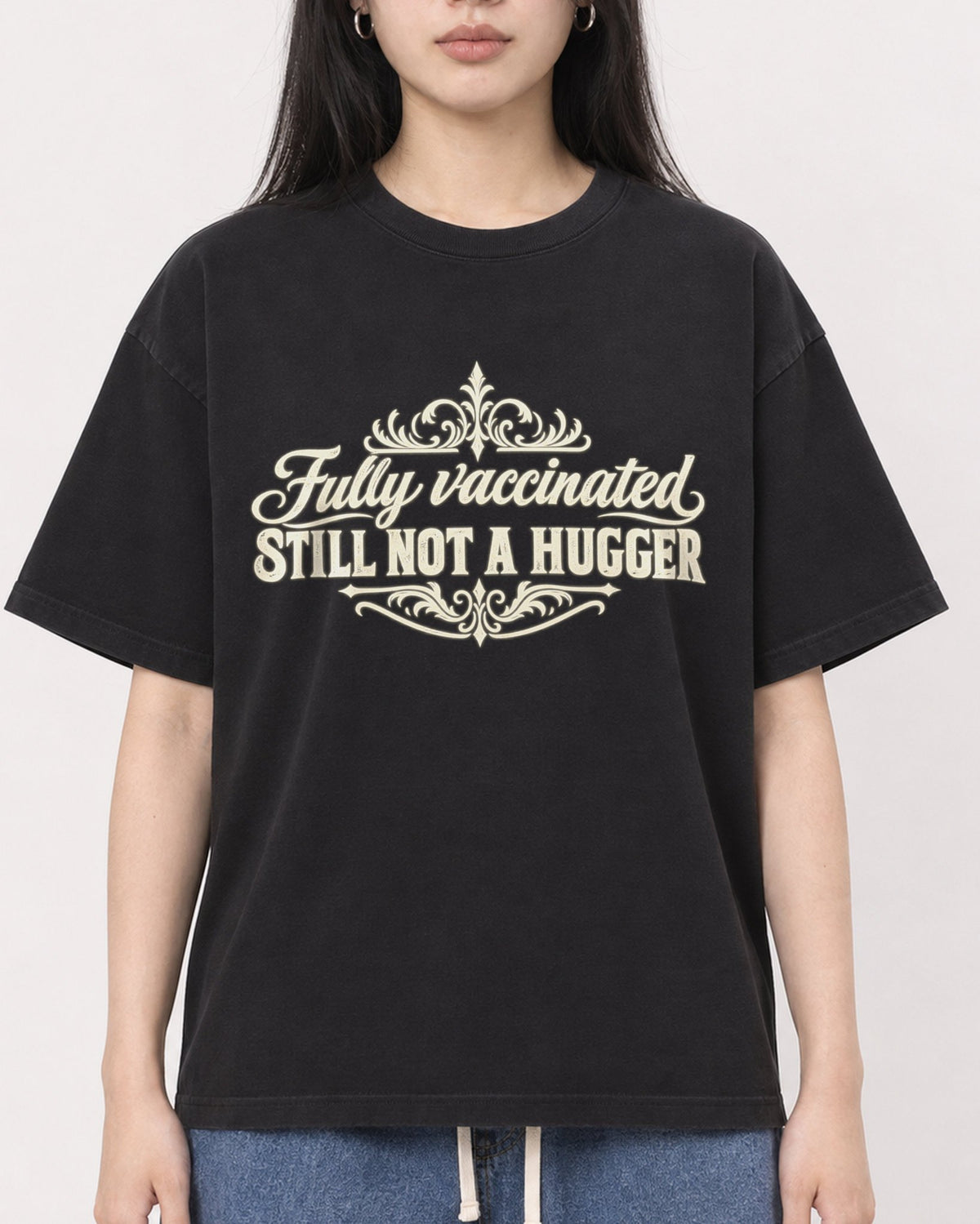 Mockup Boxy Heavyweight Tee Black female close-up 01