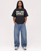 Mockup Boxy Heavyweight Tee Black female full-body 04