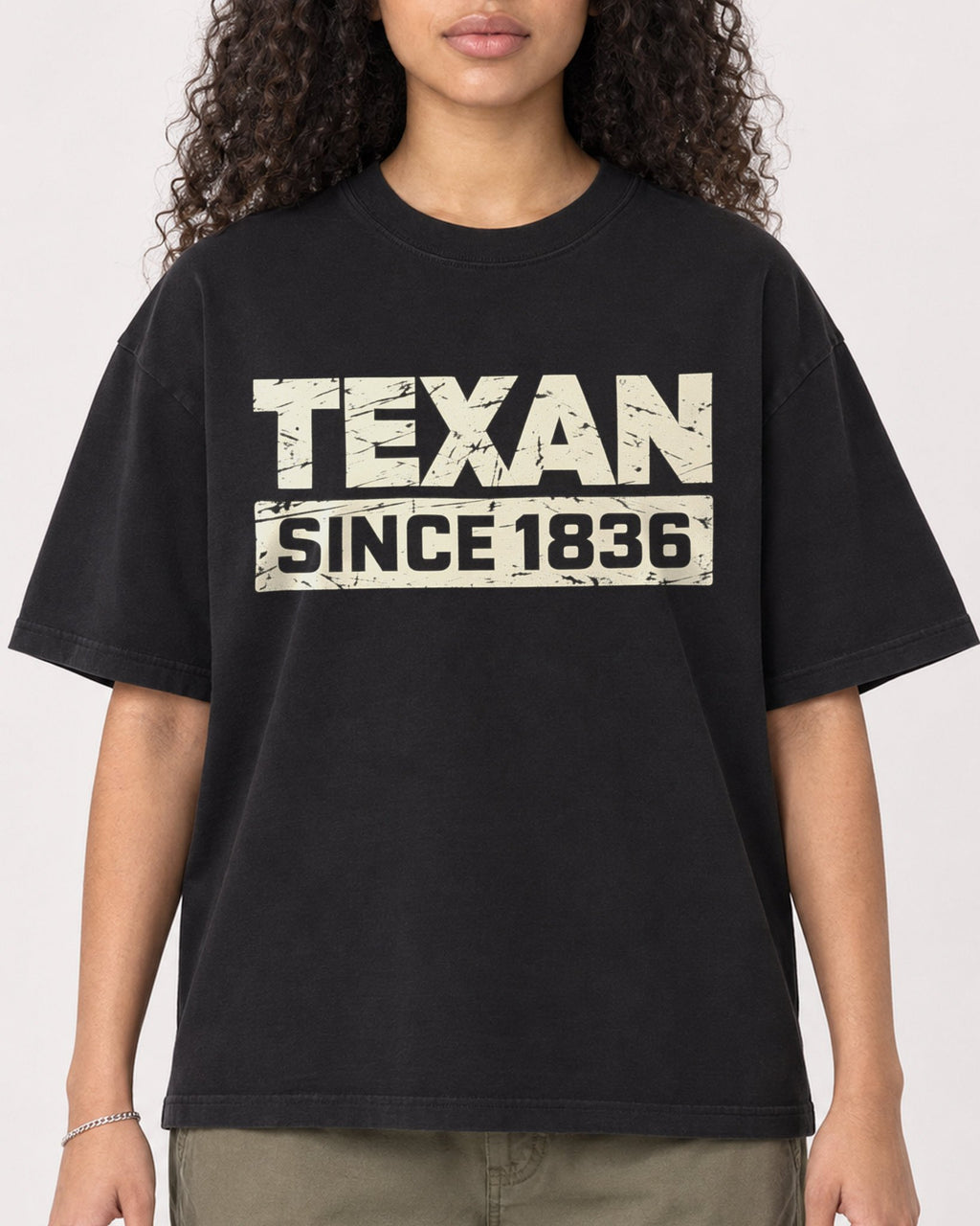 Mockup Boxy Heavyweight Tee Black female close-up 10