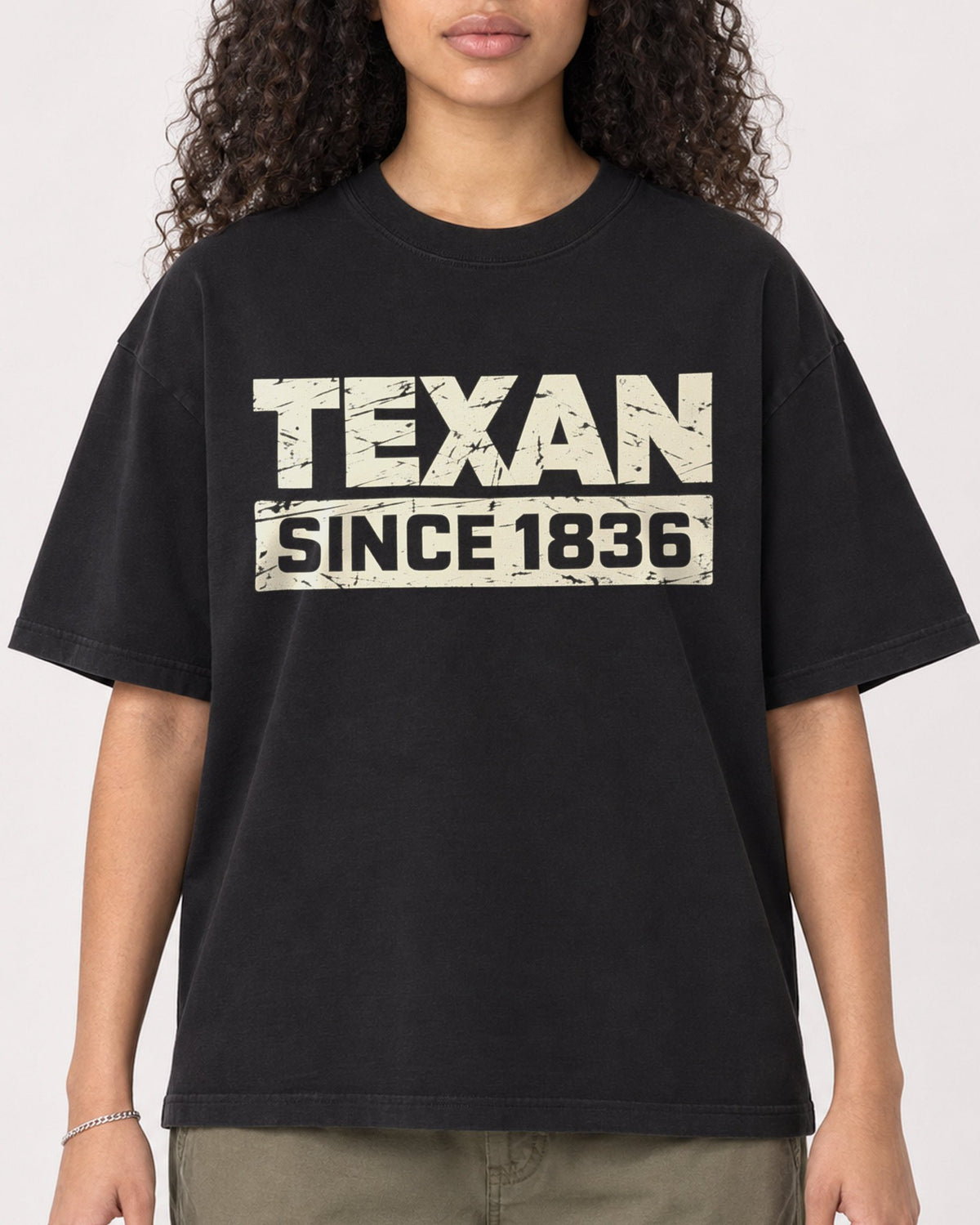 Mockup Boxy Heavyweight Tee Black female close-up 10