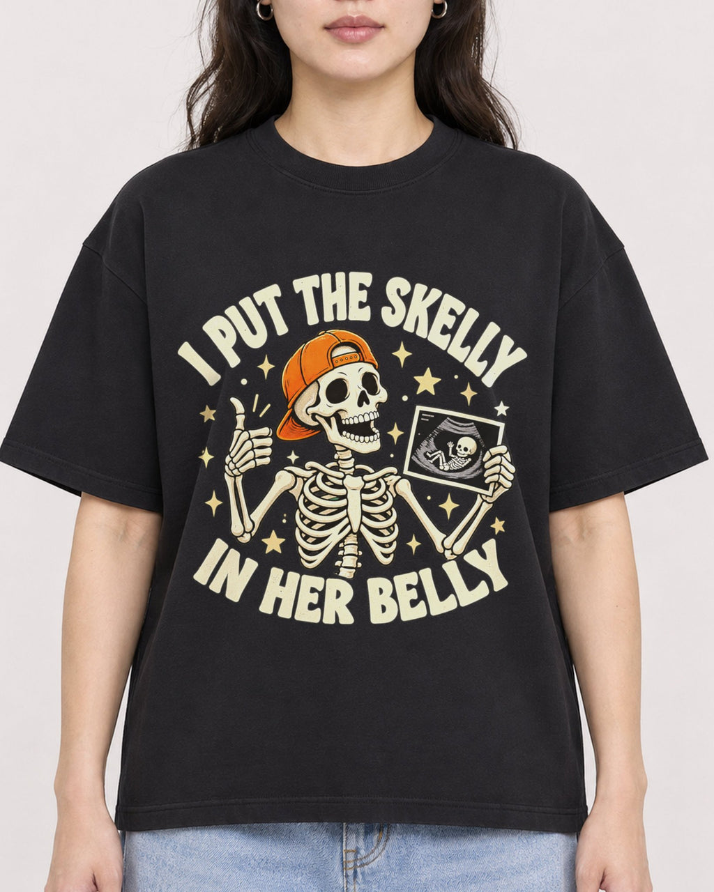 Mockup Boxy Heavyweight Tee Black female close-up 03