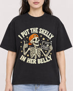 Mockup Boxy Heavyweight Tee Black female close-up 03