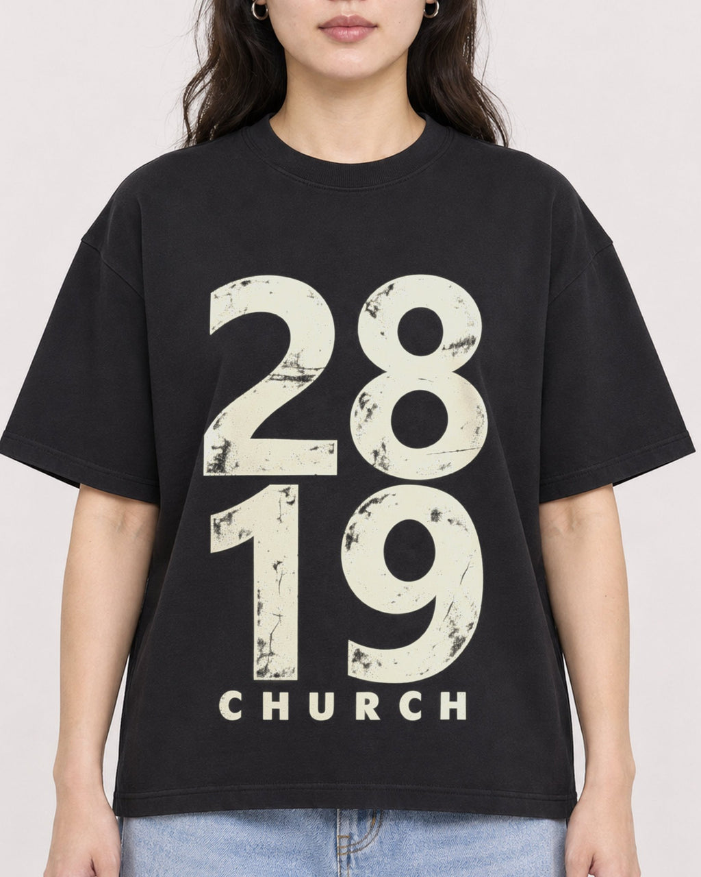 Mockup Boxy Heavyweight Tee Black female close-up 03
