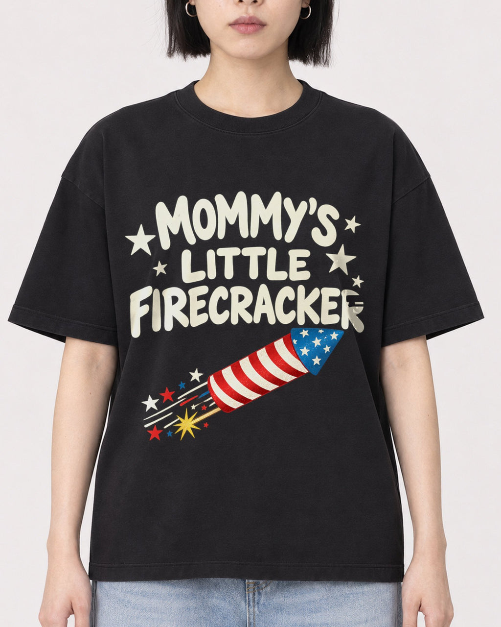 Mockup Boxy Heavyweight Tee Black female close-up 11