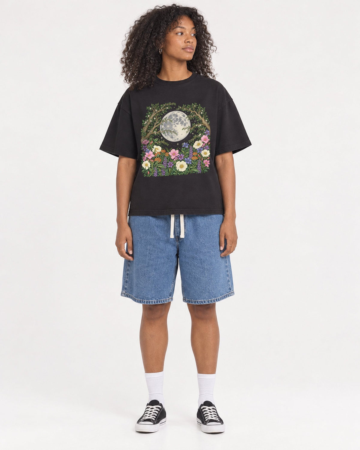 Mockup Boxy Heavyweight Tee Black female full-body 05