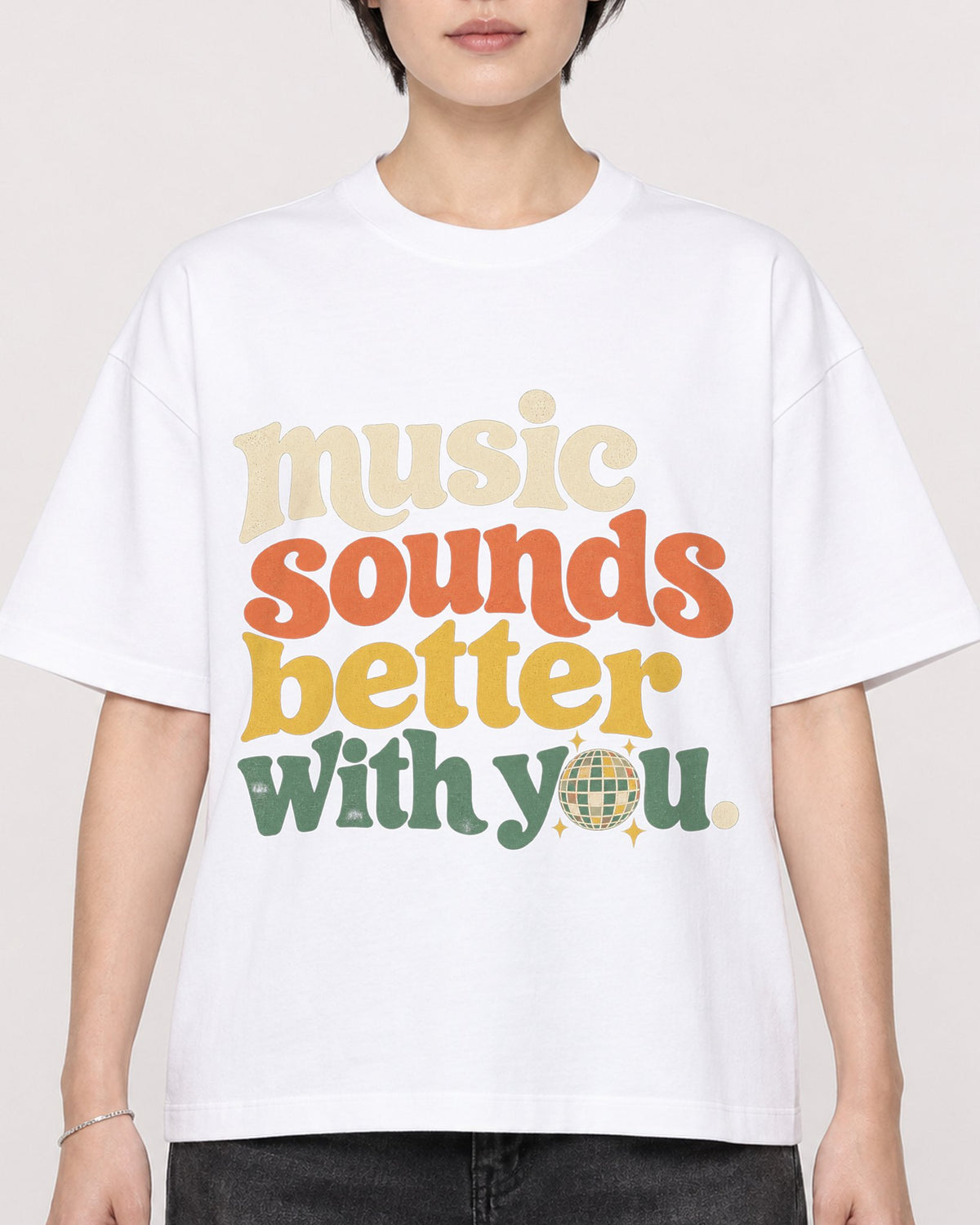 Mockup Boxy Heavyweight Tee White female close-up 23