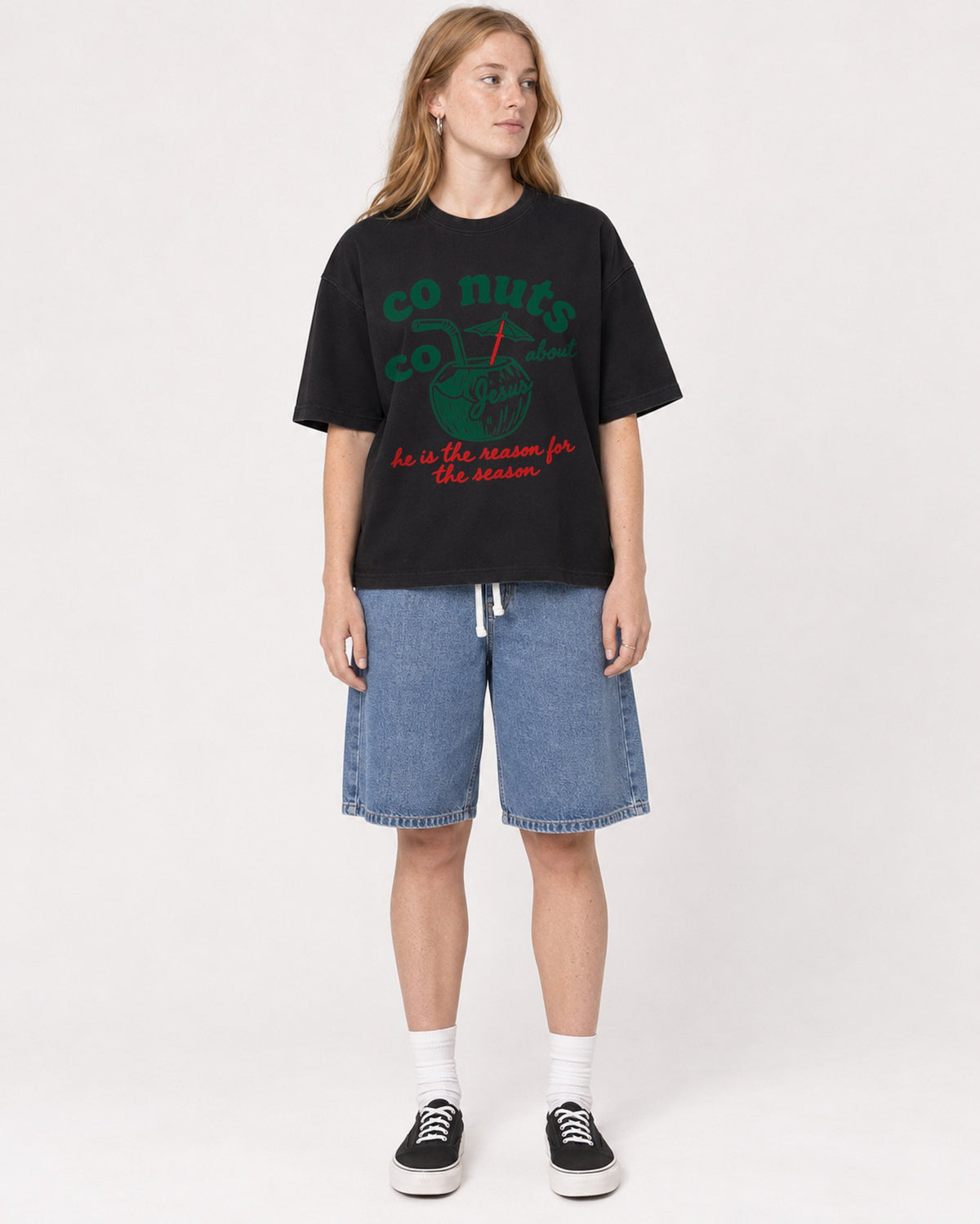 Mockup Boxy Heavyweight Tee Black female full-body 49