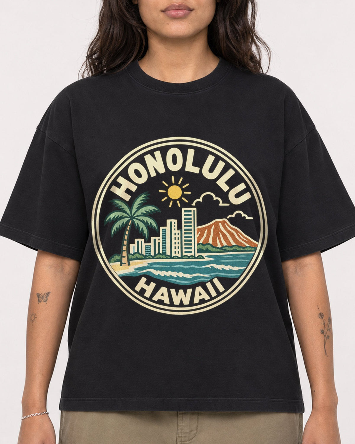 Mockup Boxy Heavyweight Tee Black female close-up 06