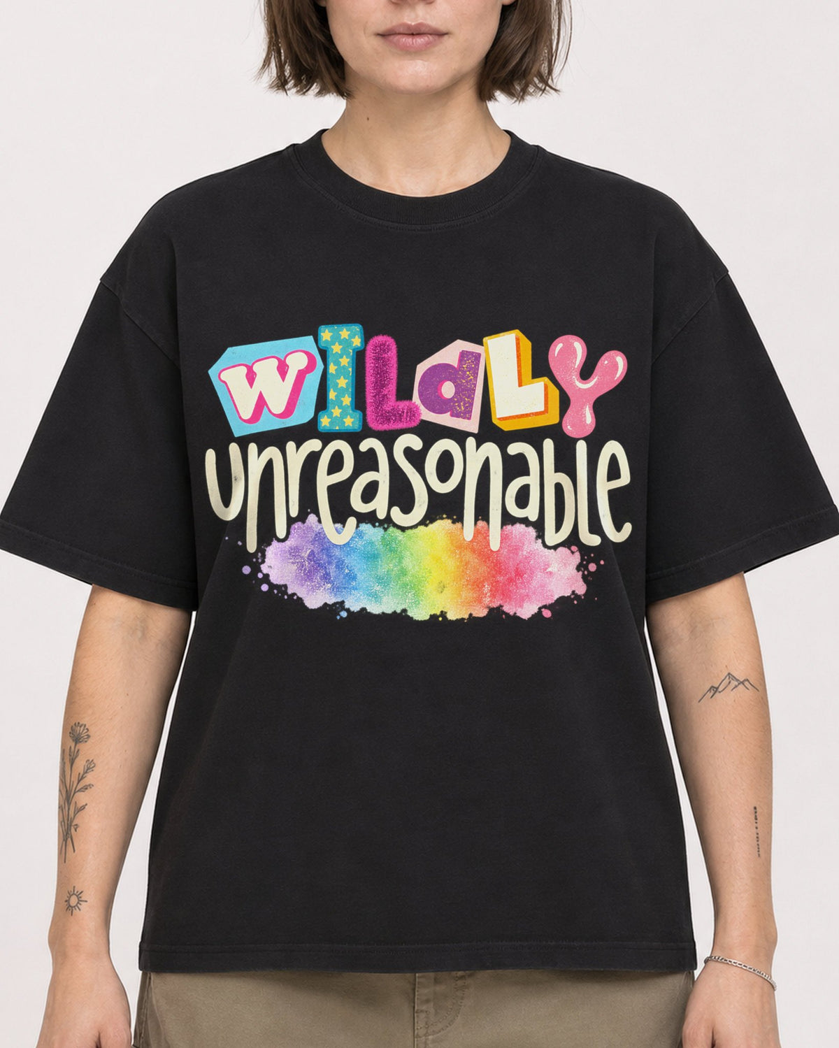 Mockup Boxy Heavyweight Tee Black female close-up 18