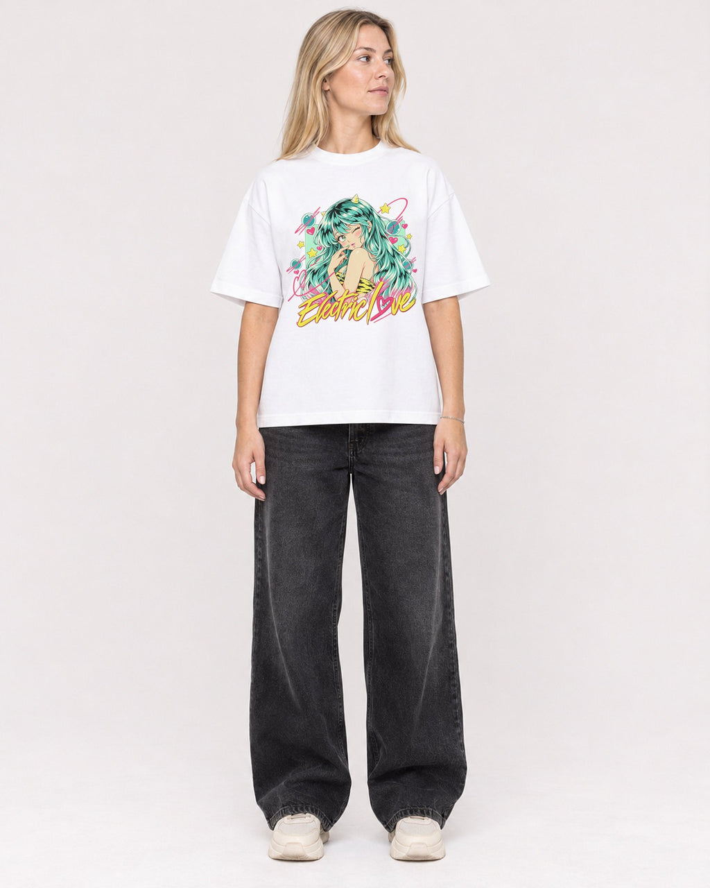 Mockup Boxy Heavyweight Tee White female full-body 08
