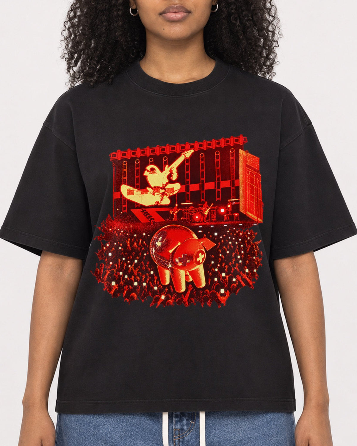 Mockup Boxy Heavyweight Tee Black female close-up 05