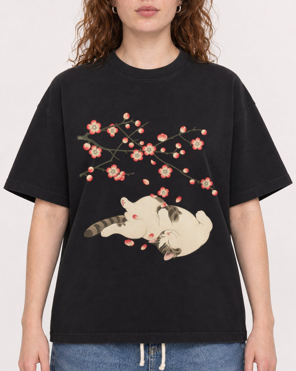 Mockup Boxy Heavyweight Tee Black female close-up 09