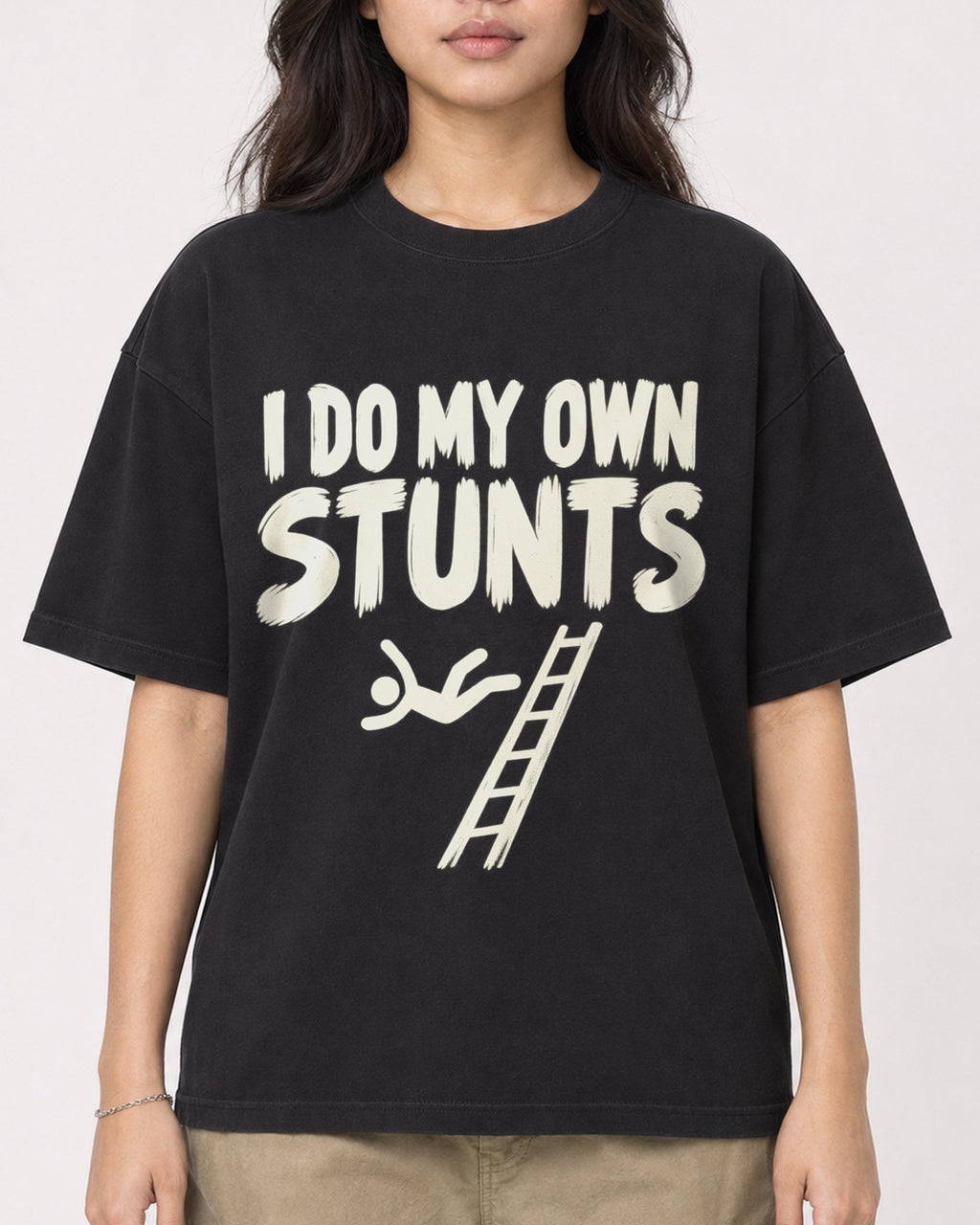 Mockup Boxy Heavyweight Tee Black female close-up 02