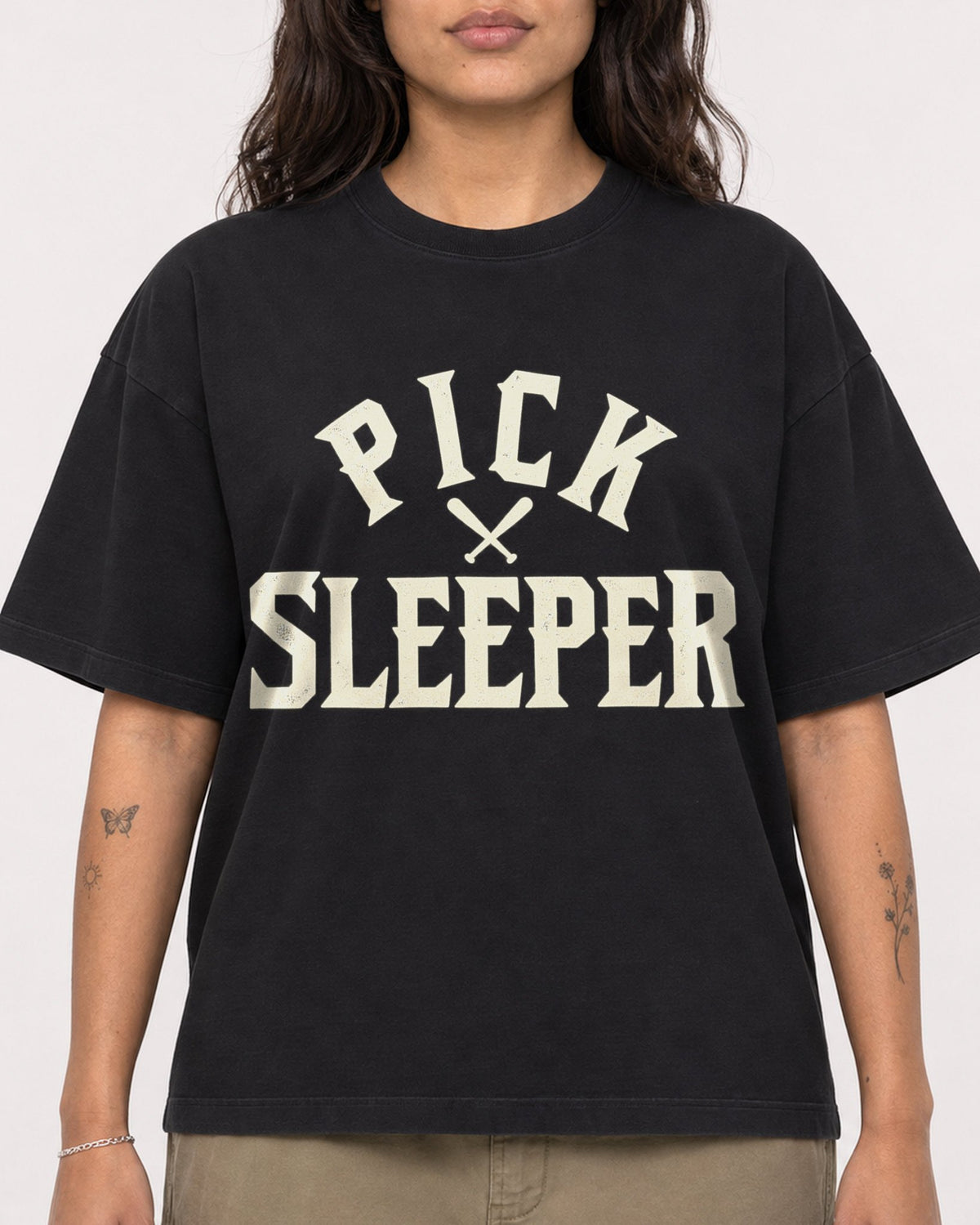 Mockup Boxy Heavyweight Tee Black female close-up 06