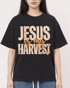 Mockup Boxy Heavyweight Tee Black female close-up 01