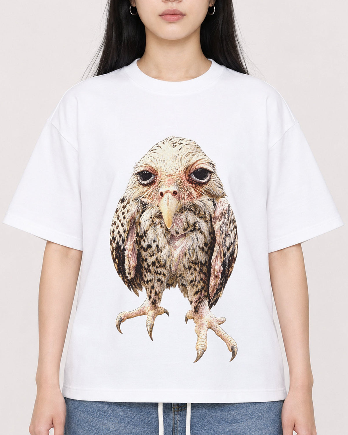 Mockup Boxy Heavyweight Tee White female close-up 01