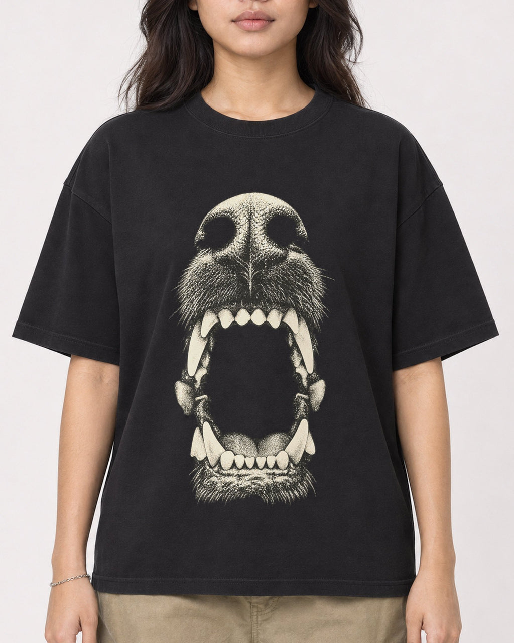 Mockup Boxy Heavyweight Tee Black female close-up 02