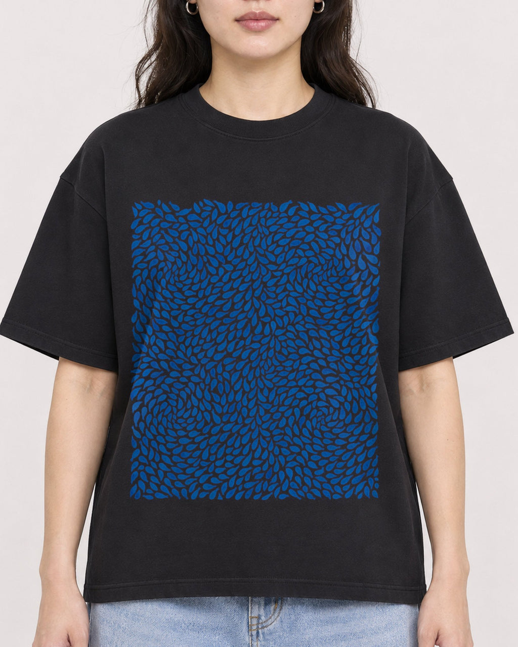 Mockup Boxy Heavyweight Tee Black female close-up 03