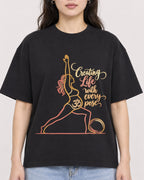 Mockup Boxy Heavyweight Tee Black female close-up 03