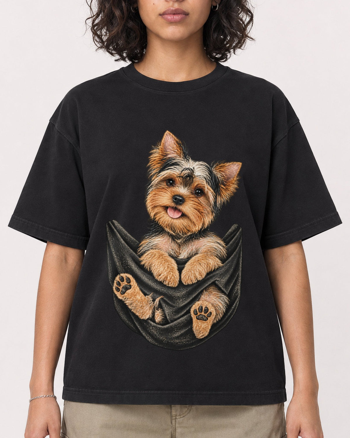 Mockup Boxy Heavyweight Tee Black female close-up 26