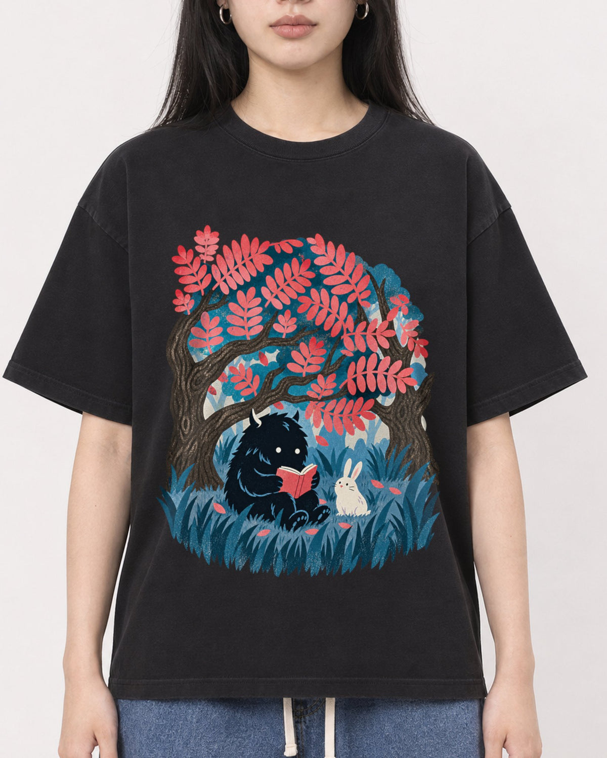 Mockup Boxy Heavyweight Tee Black female close-up 01