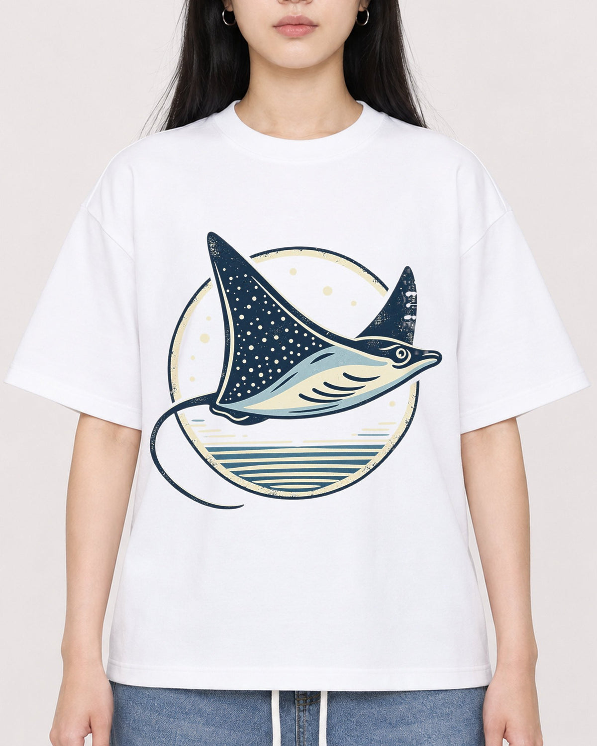 Mockup Boxy Heavyweight Tee White female close-up 01