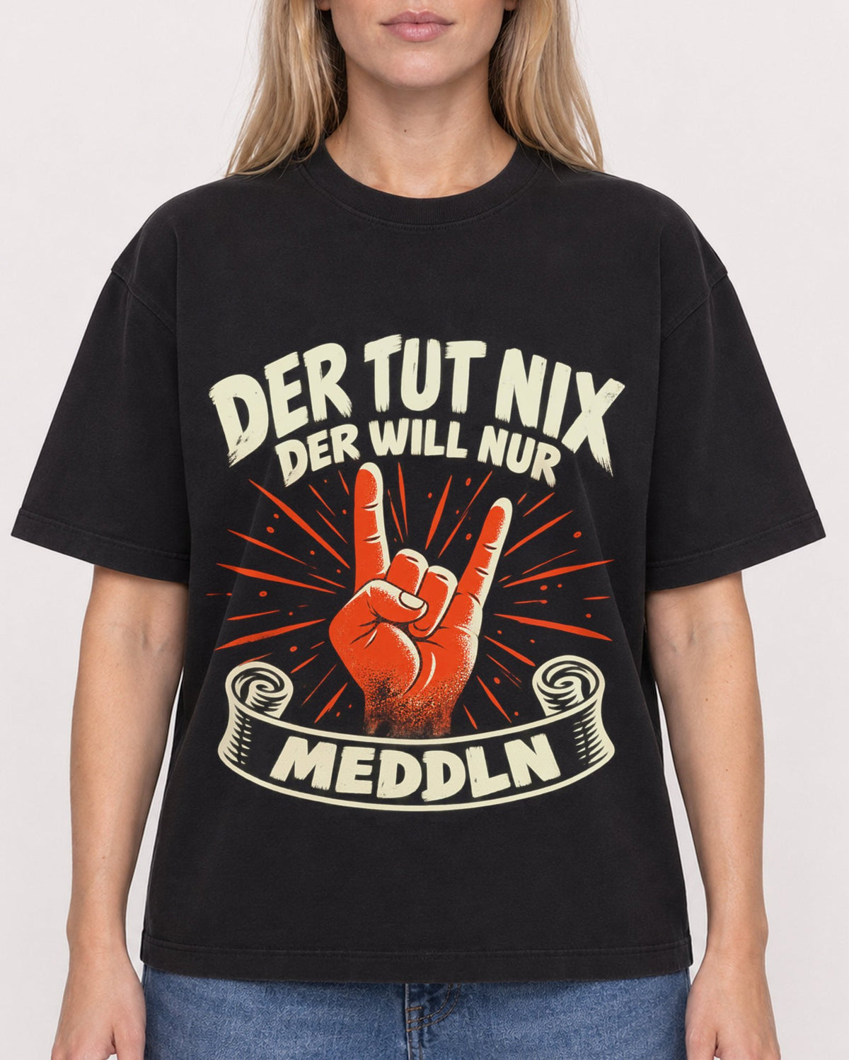 Mockup Boxy Heavyweight Tee Black female close-up 08