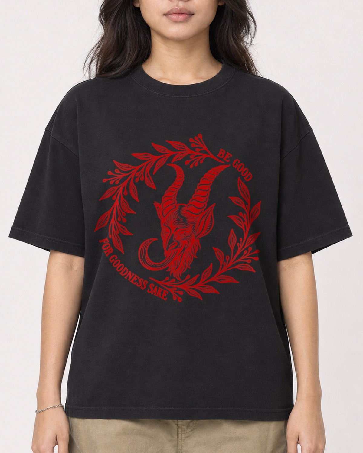Mockup Boxy Heavyweight Tee Black female close-up 02