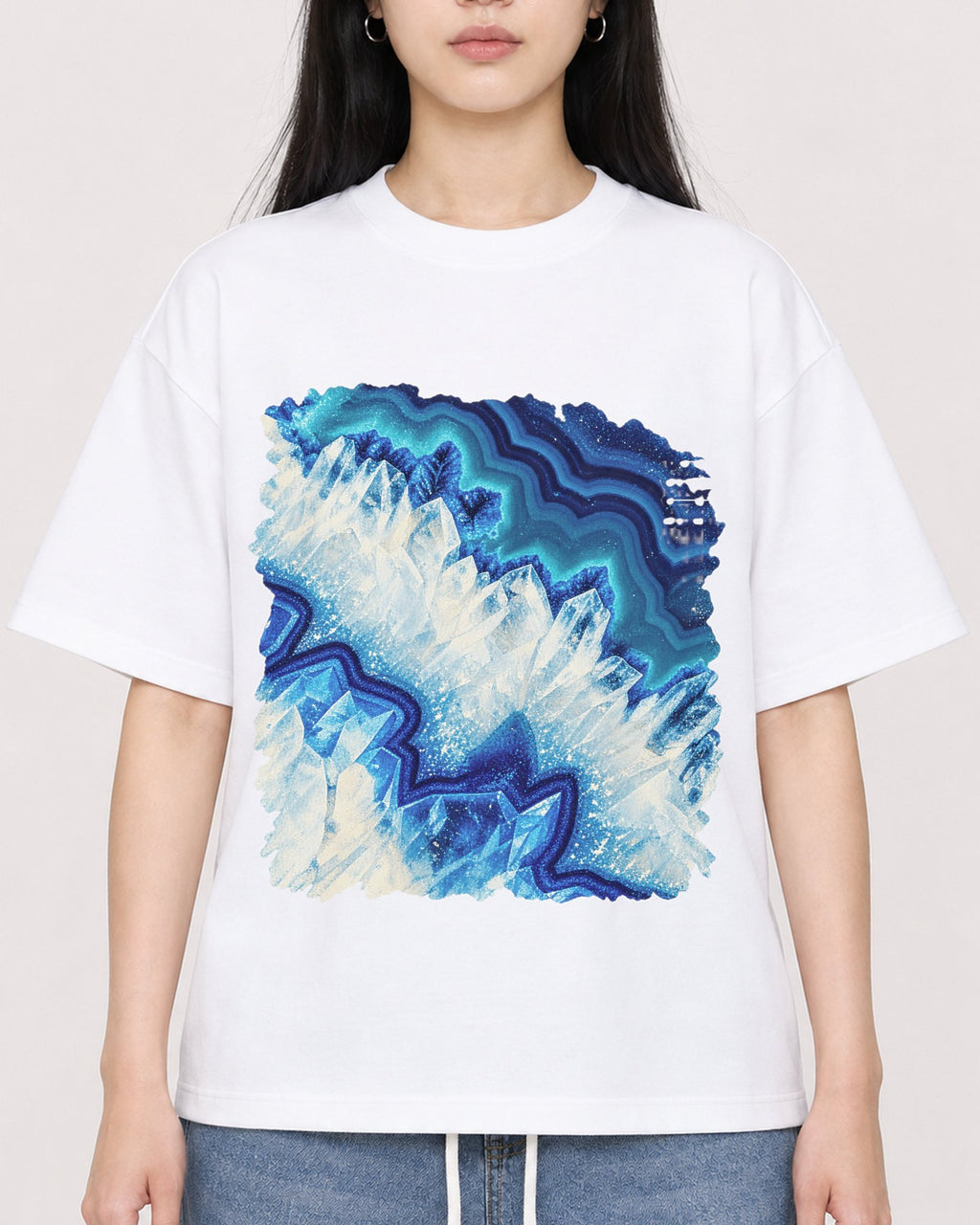 Mockup Boxy Heavyweight Tee White female close-up 01