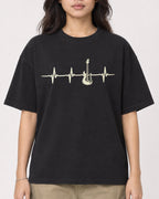 Mockup Boxy Heavyweight Tee Black female close-up 02