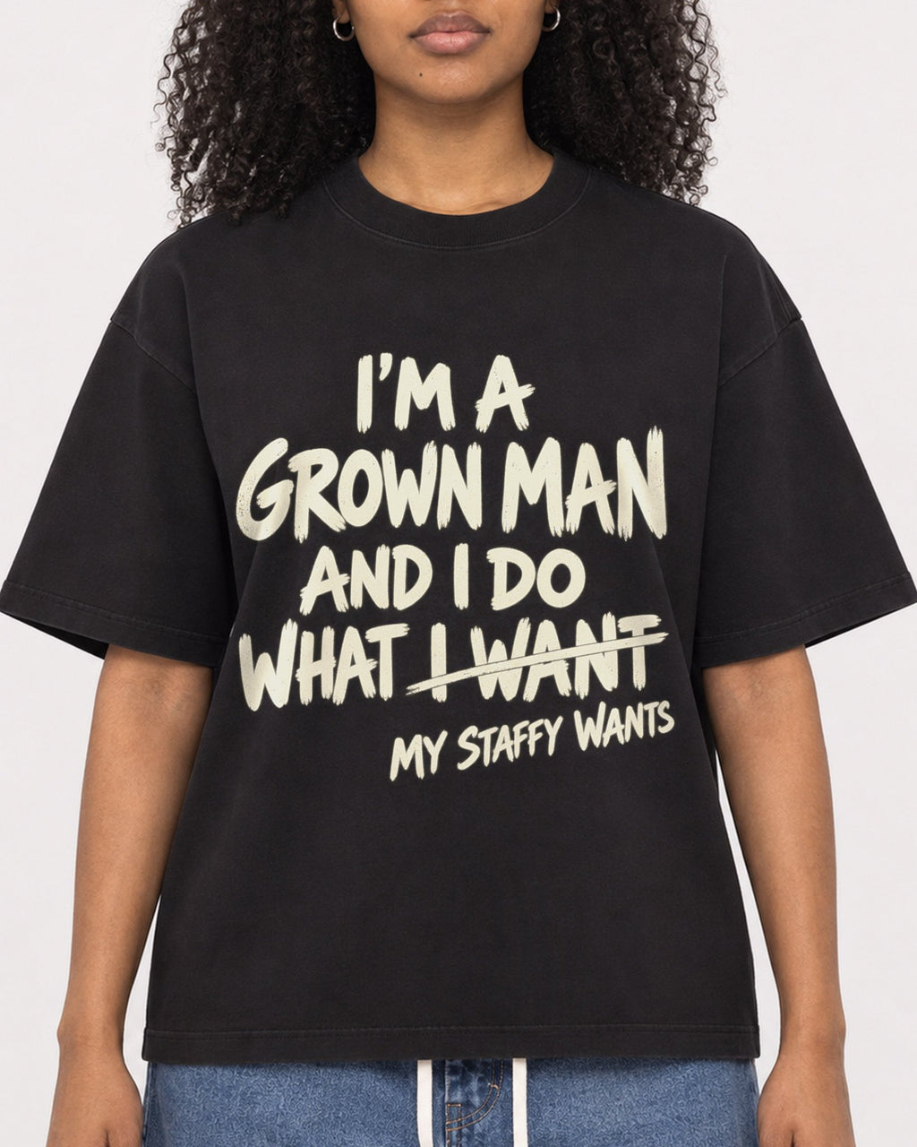 Mockup Boxy Heavyweight Tee Black female close-up 05