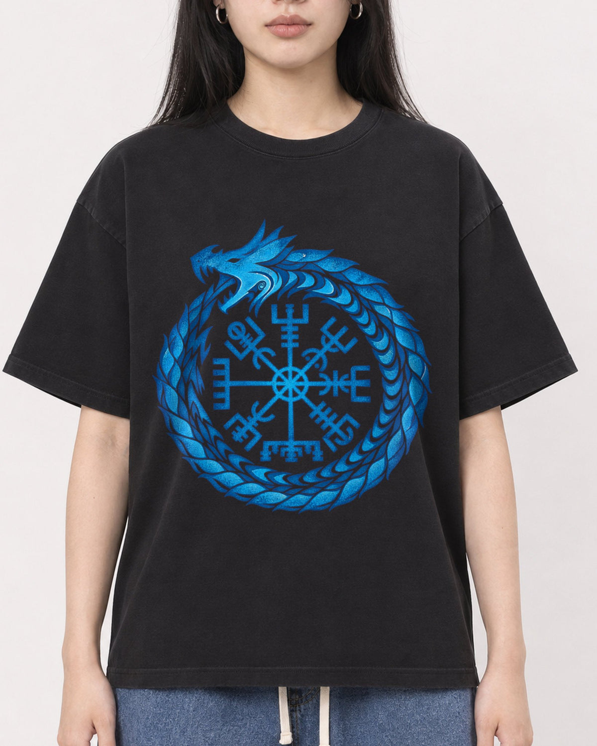 Mockup Boxy Heavyweight Tee Black female close-up 01