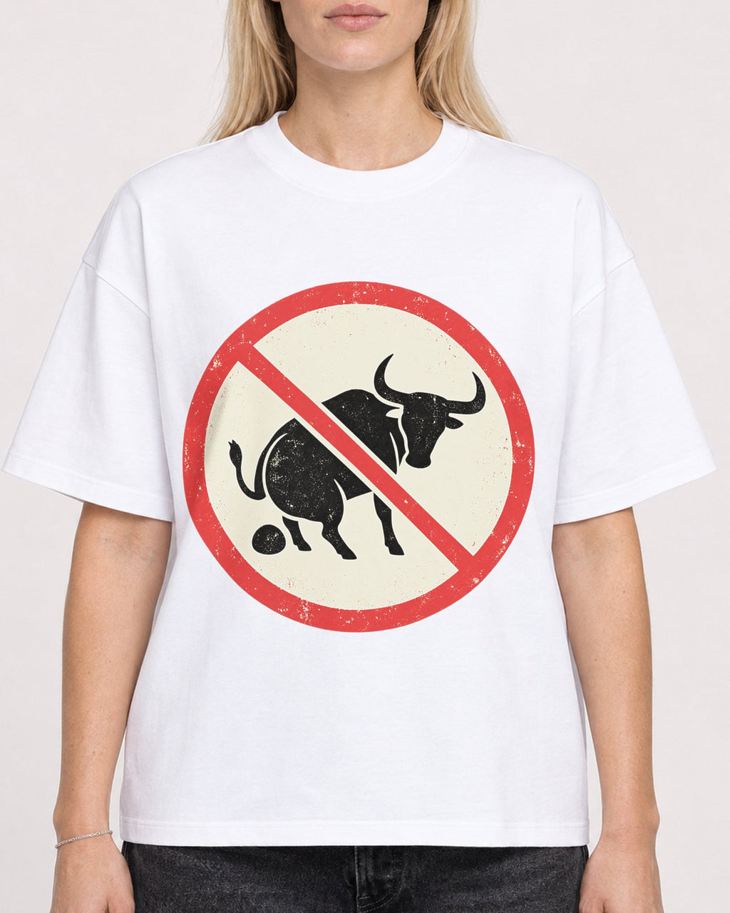Mockup Boxy Heavyweight Tee White female close-up 08