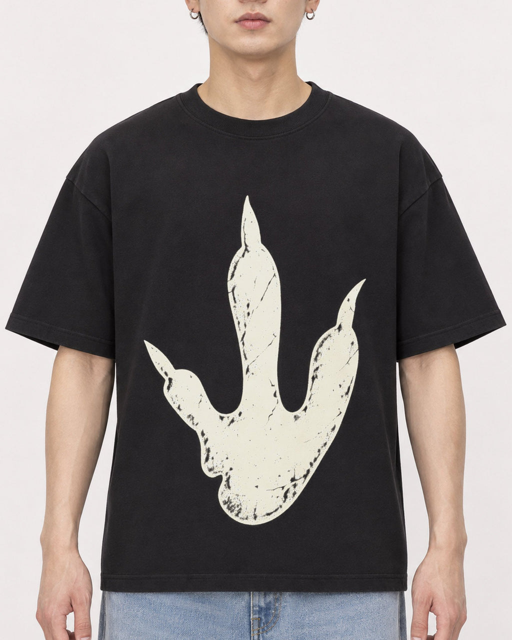 Mockup Boxy Heavyweight Tee Black male close-up 01
