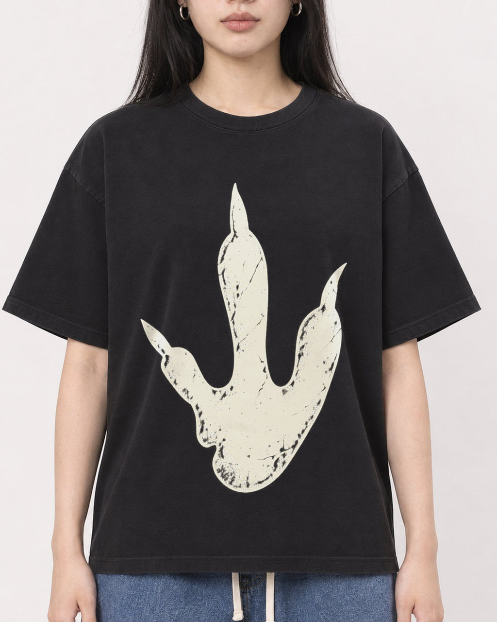 Mockup Boxy Heavyweight Tee Black female close-up 01