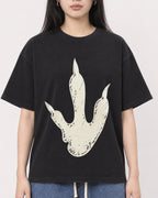 Mockup Boxy Heavyweight Tee Black female close-up 01
