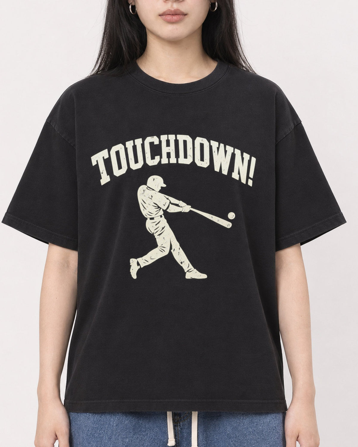 Mockup Boxy Heavyweight Tee Black female close-up 01