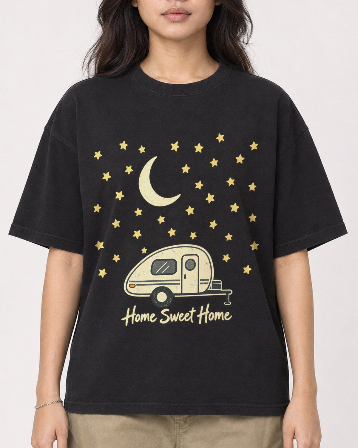 Mockup Boxy Heavyweight Tee Black female close-up 02