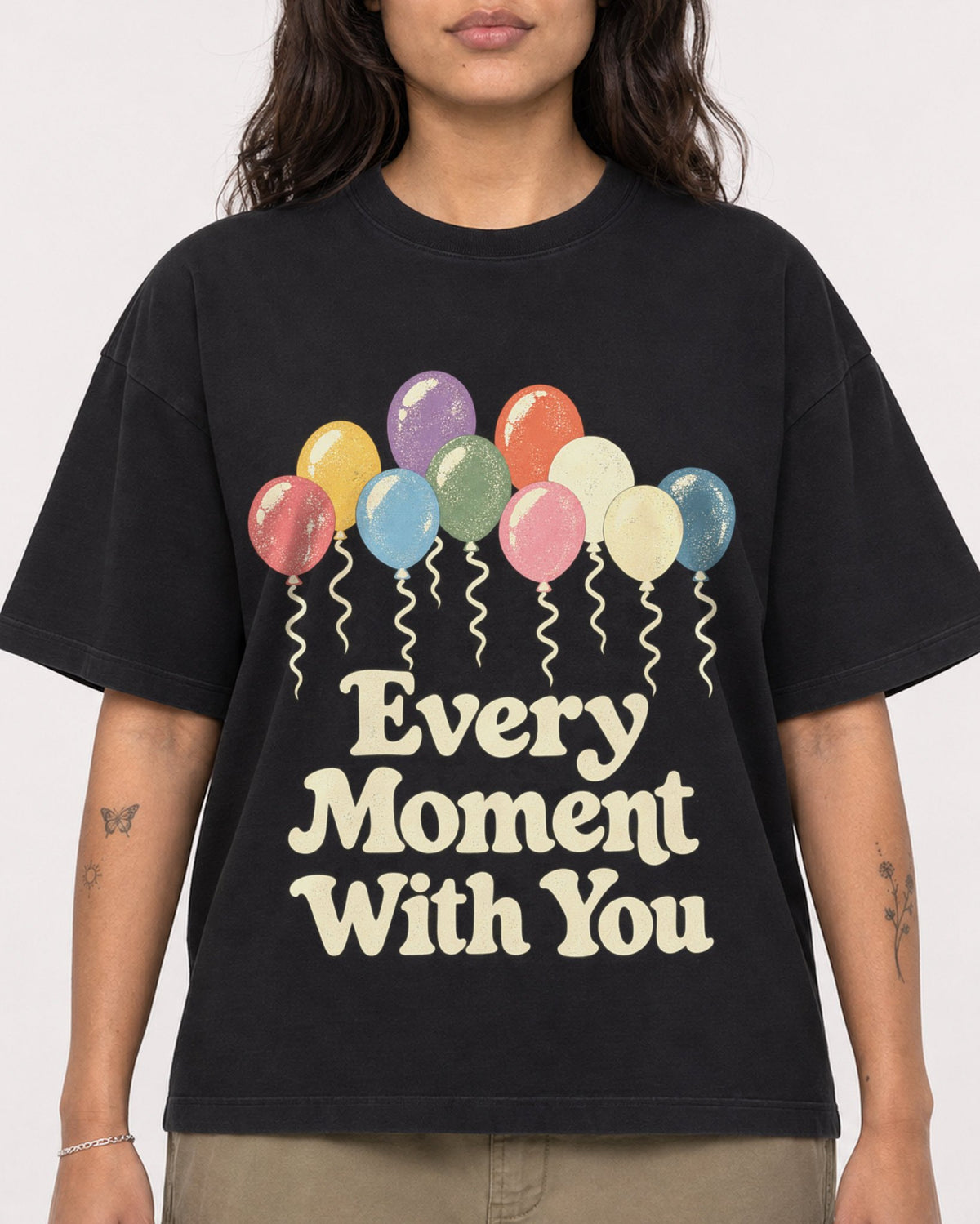 Mockup Boxy Heavyweight Tee Black female close-up 06