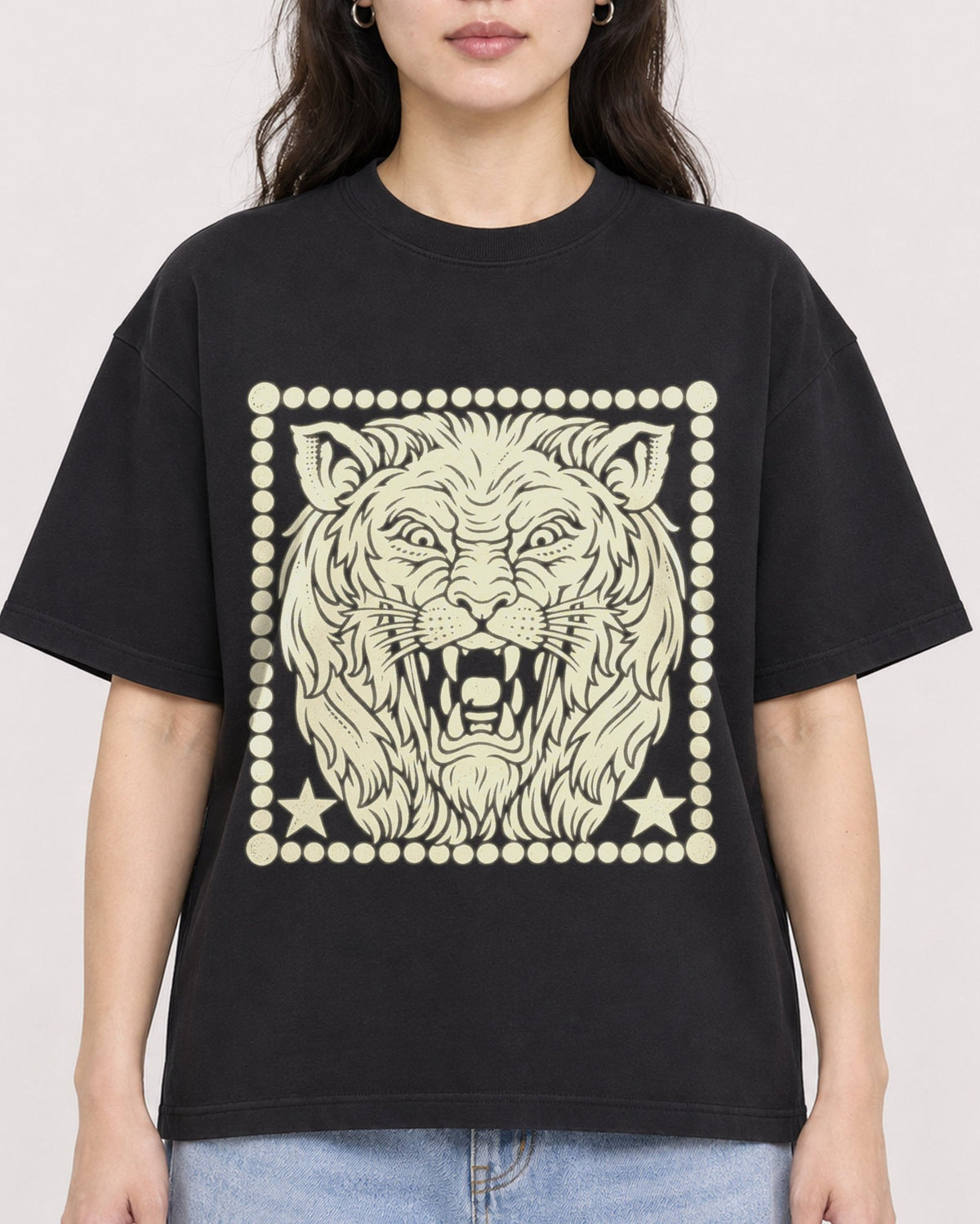 Mockup Boxy Heavyweight Tee Black female close-up 03