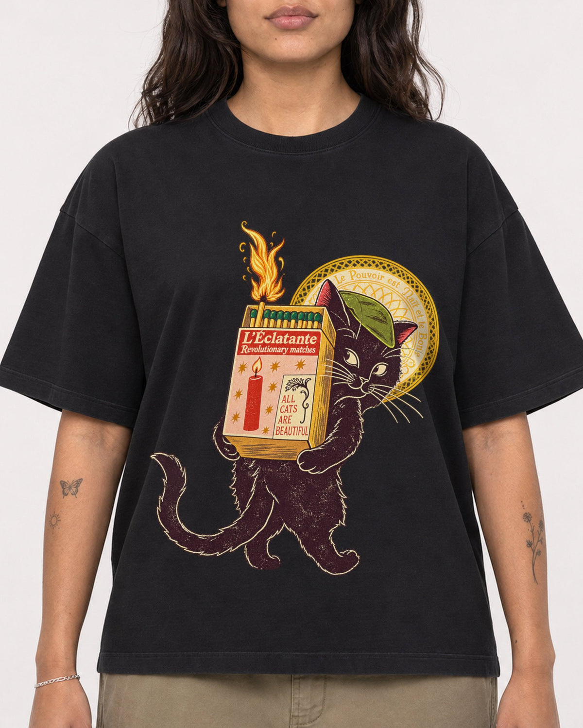 Mockup Boxy Heavyweight Tee Black female close-up 06
