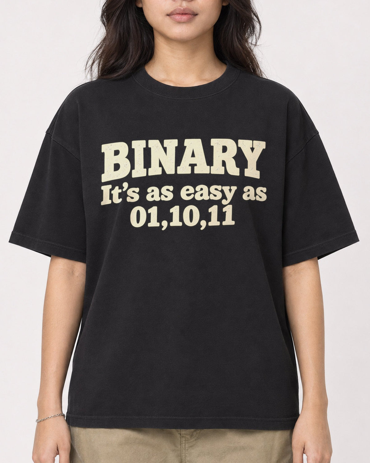Mockup Boxy Heavyweight Tee Black female close-up 02