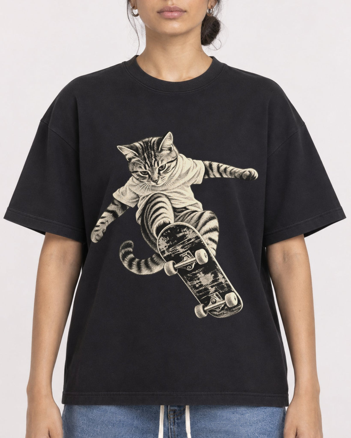 Mockup Boxy Heavyweight Tee Black female close-up 17