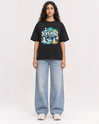 Mockup Boxy Heavyweight Tee Black female full-body 07