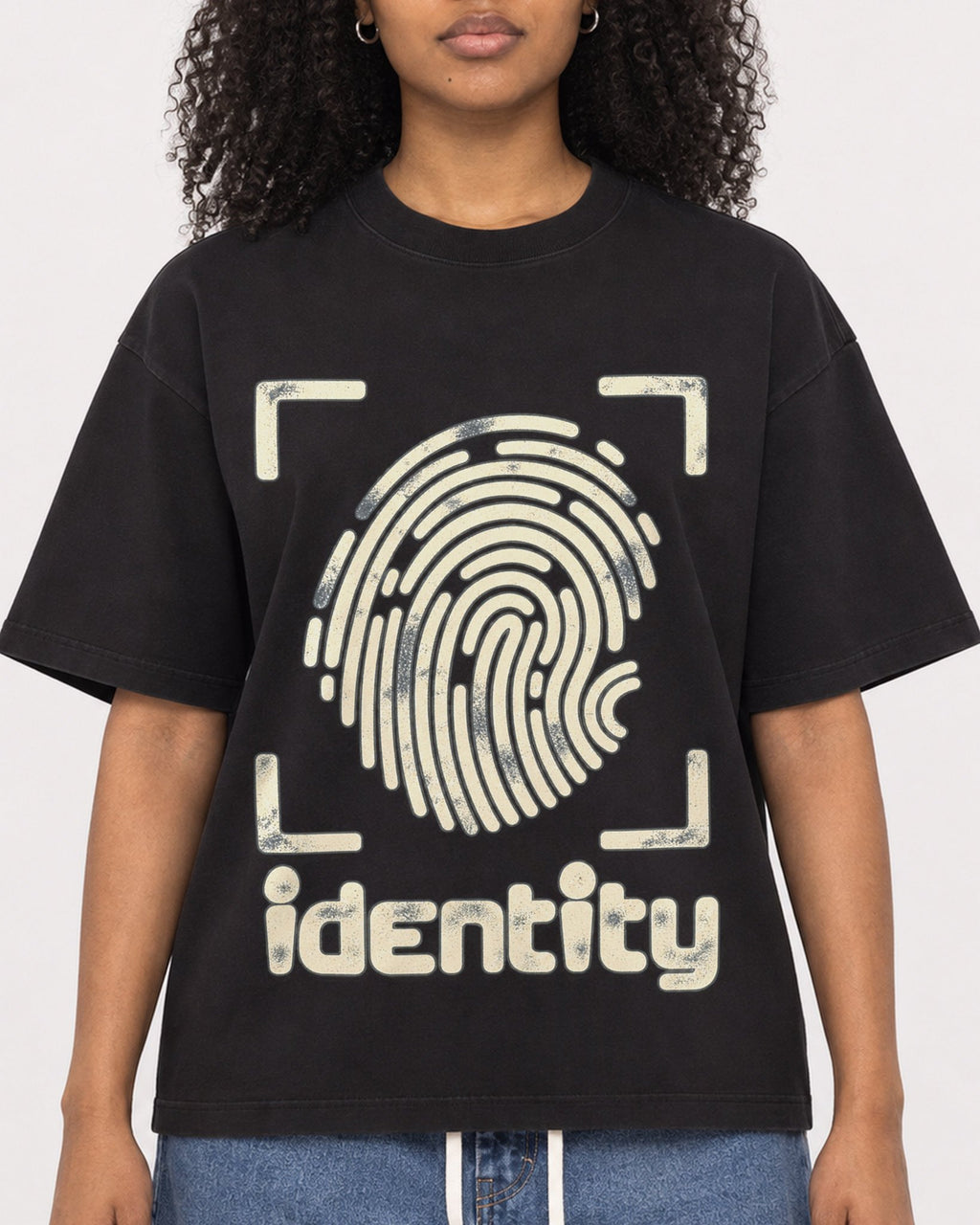 Mockup Boxy Heavyweight Tee Black female close-up 05