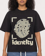 Mockup Boxy Heavyweight Tee Black female close-up 05