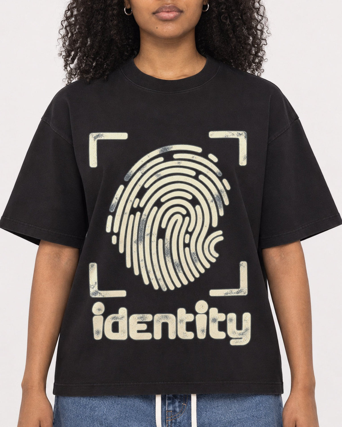 Mockup Boxy Heavyweight Tee Black female close-up 05